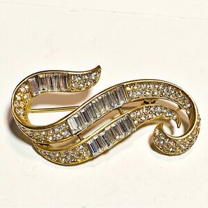 Vintage Oscar de la Renta Signed Crystal Gold tone Brooch